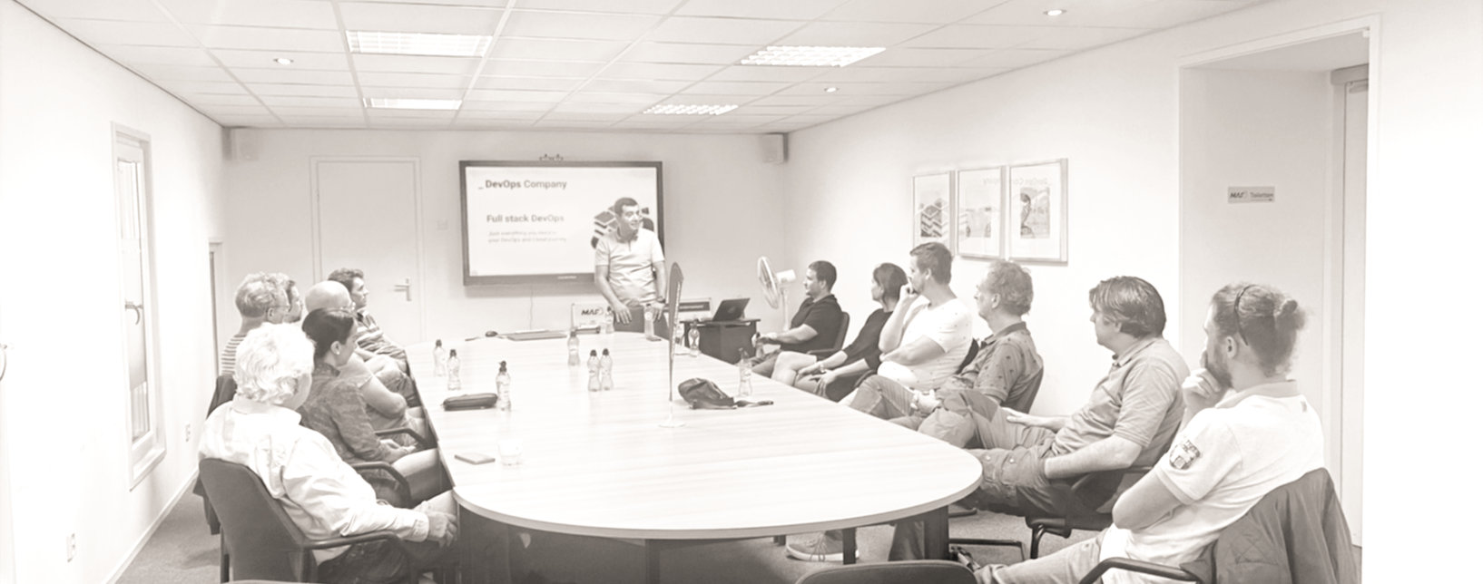 Het team van DevOps Company tijdens een interne sessie